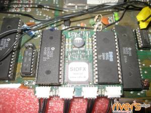 Tak prezentuje się płytka SIDFX-a zamontowana w C64 z dwoma różnymi SID-ami.