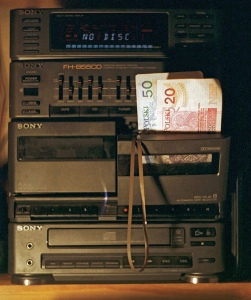 Wieża stereo z której słuchałem kaset i kompaktów. W decku B odłożone kieszonkowe na zakup kolejnych wydawnictw.