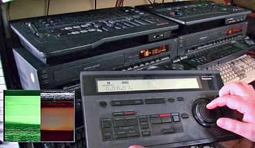 Kontroler sterujący dwoma magnetowidami S-VHS.