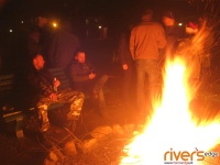 Płonie ognisko na campingu...