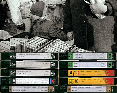 Bazarowe pirackie kasety VHS z charakterystycznymi chałupniczymi opisami.