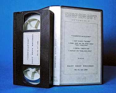 Kaseta VHS z promocyjnymi teledyskami wynaleziona u jednego ze sprzedawców na Amazonie.