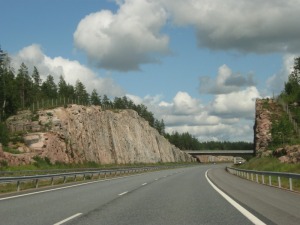 Autostrada w Finlandii w skalnej scenerii
